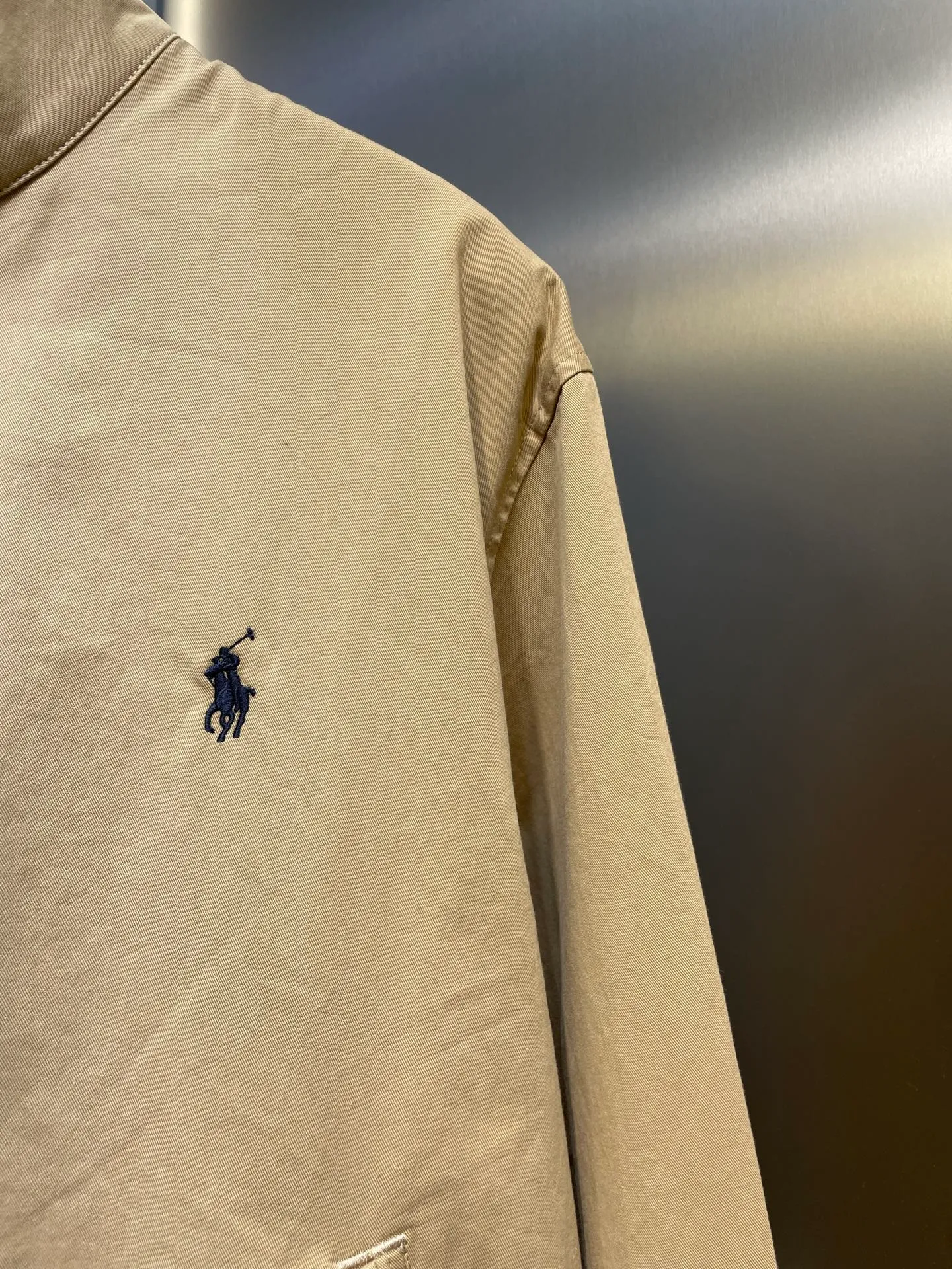 P560 Ralph Lauren 🌟 Embroidered zipper jacket Customized elegant cotton fine twill fabric Soft and silky Comfortable against the skin With khaki as the base color Soft and unobtrusive Just right to show a kind of restrained elegance Exquisite pony logo embellished with an atmosphere of freedom and vitality Injecting the brand soul charm Using simple and smooth lines to outline a tall and straight figure A unique and charming fashion masterpiece came into being Process 1: Adopting imported machine embroidery technology and using advanced computer control systems and precision mechanical components to achieve the iconic pony embroidery operation with high precision and smooth and delicate lines. Process 2: Template machine bag opening. The preset template guides the position, shape and size of the bag opening. The accuracy ensures the quality of the bag opening effect. Process 3: Infrared positioning cutting machine uses infrared emitters and infrared receivers to achieve precise positioning of materials. The accuracy can reach the micron level, thereby meeting the effect of high-precision cutting of plaid alignment. Process 4: The fabrics have been carefully washed and have a better feel. Not easy to deform, not easy to shrink, not easy to fade, and maintain long-term beauty. Accessories: Customized 1:1 Ralph Lauren horn buckle, Customized 1:1 Ralph Lauren zipper, Customized 1:1 leather lanyard, Customized 1:1 Ralph Lauren trademark. Version: Loose version. Size: S M L XL